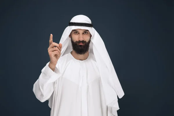 Hombre de negocios saudí árabe sobre fondo de estudio azul oscuro — Foto de Stock