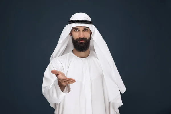 Hombre de negocios saudí árabe sobre fondo de estudio azul oscuro — Foto de Stock