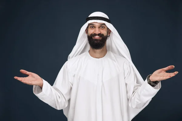 Арабський Саудівську Комерсант на тлі темно-синього студійного фону — стокове фото
