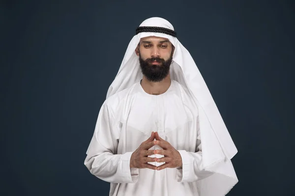 Arabo saudita uomo d'affari su sfondo blu scuro studio — Foto Stock