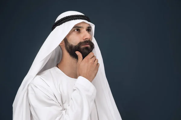 Арабский сауди бизнесмен на темно-синем фоне студии — стоковое фото
