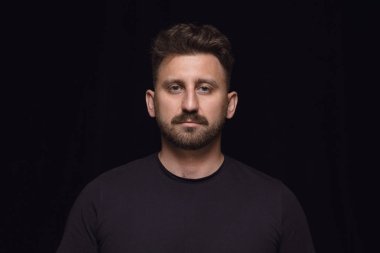 Siyah stüdyo arka plan izole genç adamın yakın portresi