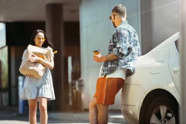 Jovem casal se preparando para viagem de férias no carro em dia ensolarado — Fotografia de Stock