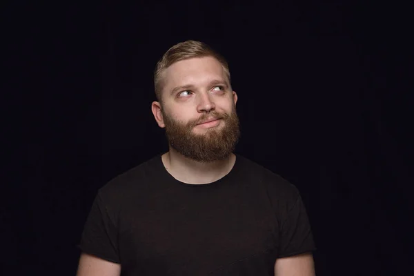 Gros plan portrait de jeune homme isolé sur fond de studio noir — Photo