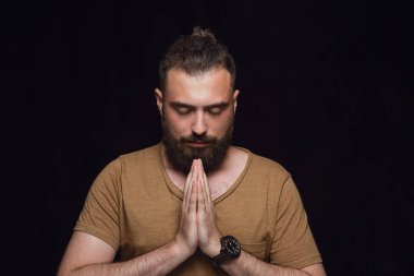 Siyah stüdyo arka plan izole genç adamın yakın portresi