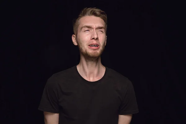 Gros plan portrait de jeune homme isolé sur fond de studio noir — Photo