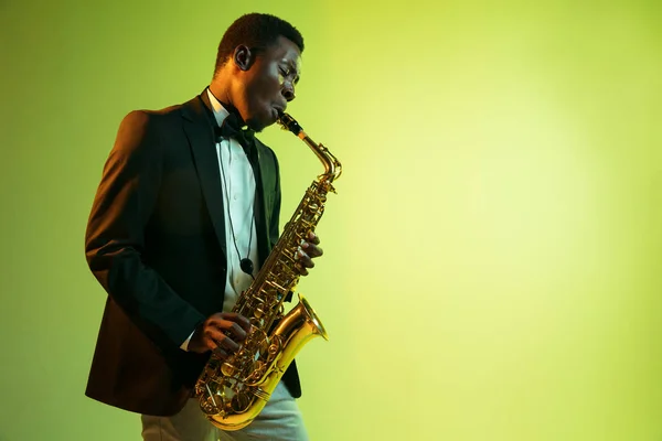 Νέος αφροαμερικανός μουσικός τζαζ που παίζει σαξόφωνο — Φωτογραφία Αρχείου