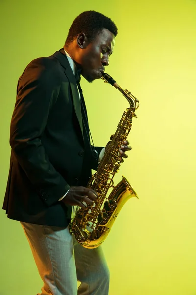 Jovem músico de jazz afro-americano tocando saxofone — Fotografia de Stock