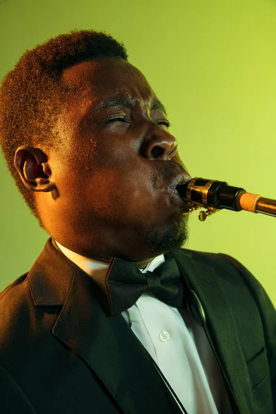 Young african-american jazz musician playing the saxophone — Stock Photo, Image