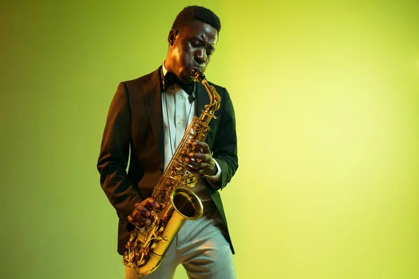 Jeune musicien de jazz afro-américain jouant du saxophone — Photo