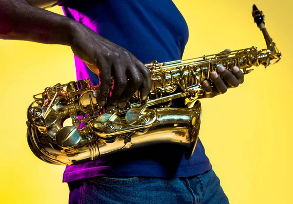 Joven músico afroamericano de jazz tocando el saxofón —  Fotos de Stock