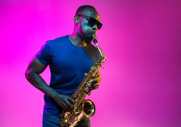 Junger afrikanisch-amerikanischer Jazzmusiker spielt Saxofon — Stockfoto