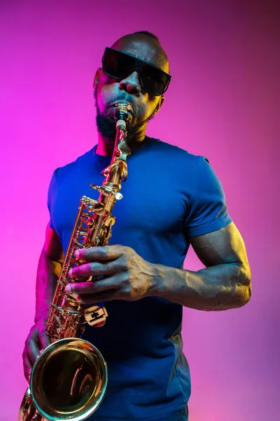 Joven músico afroamericano de jazz tocando el saxofón — Foto de Stock