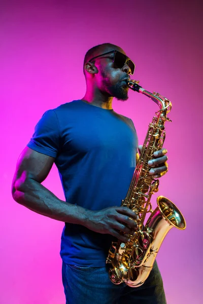 Joven músico afroamericano de jazz tocando el saxofón —  Fotos de Stock