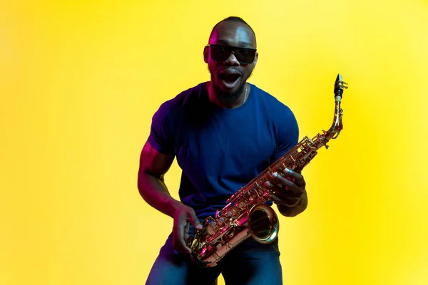 Joven músico afroamericano de jazz tocando el saxofón — Foto de Stock