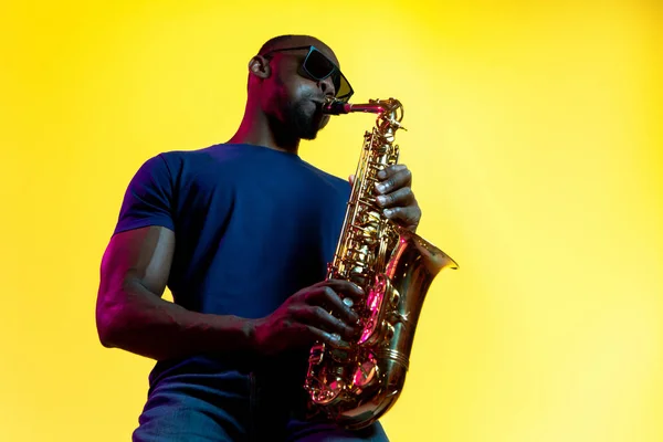 Jovem músico de jazz afro-americano tocando saxofone — Fotografia de Stock