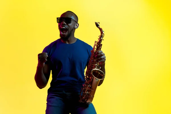 Mladý afroamerický jazzový hudebník hrající na saxofon — Stock fotografie