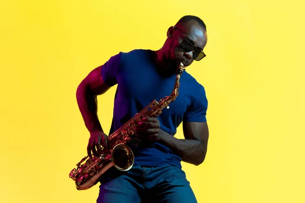 Joven músico afroamericano de jazz tocando el saxofón — Foto de Stock