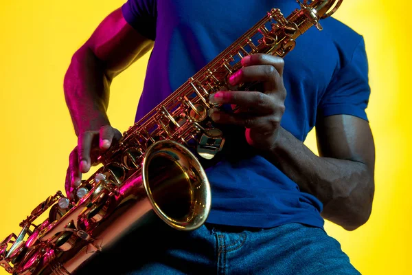 Jovem músico de jazz afro-americano tocando saxofone — Fotografia de Stock