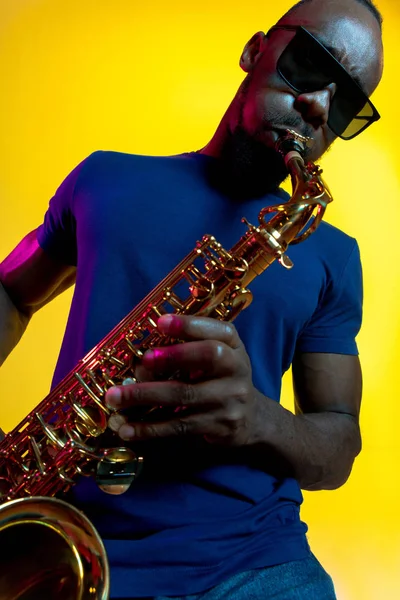 Joven músico afroamericano de jazz tocando el saxofón — Foto de Stock