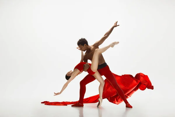 Jovem casal gracioso de dançarinos de balé dançando no fundo do estúdio branco — Fotografia de Stock