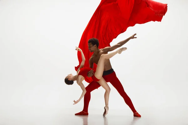 Jong sierlijk paar van ballet dansers dansen op witte studio achtergrond — Stockfoto