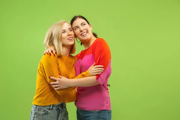 Retrato de meninas bonitas isoladas no fundo do estúdio verde — Fotografia de Stock