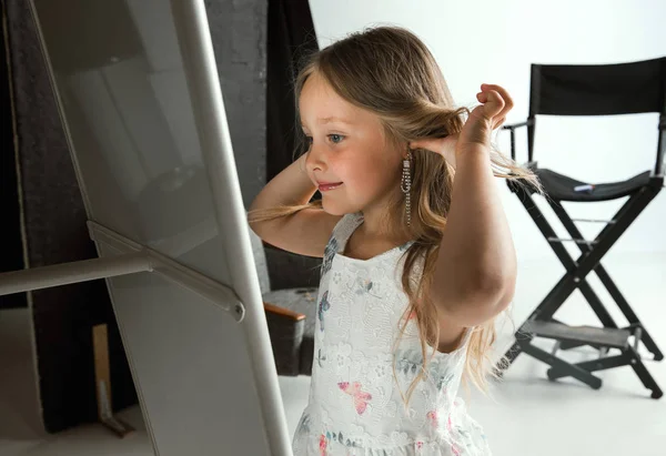 Die Interaktion von Kindern mit der Erwachsenenwelt — Stockfoto