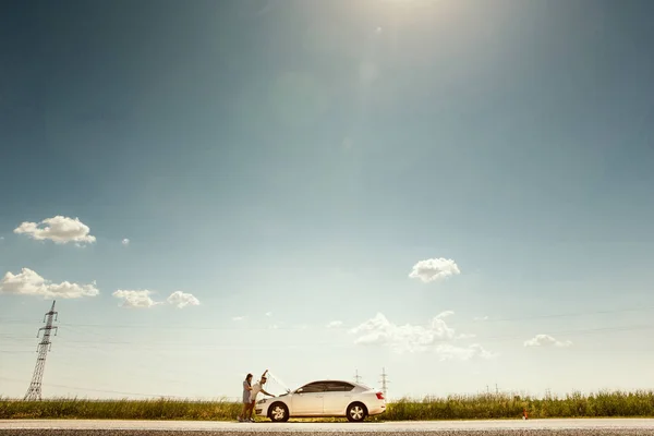 Junges Paar bei sonnigem Wetter mit dem Auto unterwegs — Stockfoto