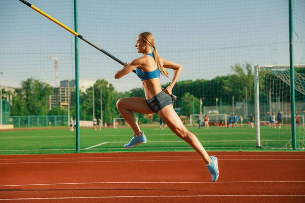 Allenamento femminile di salto in alto allo stadio nella giornata di sole — Foto Stock