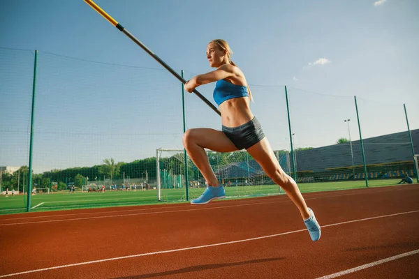 Kvinnlig hög hoppare utbildning på arenan i soliga dagar — Stockfoto