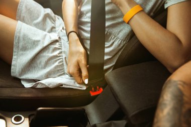 Genç çift güneşli bir günde arabada tatil gezisi için hazırlanıyor