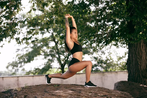 Una atleta haciendo ejercicio en la calle o parque de la ciudad — Foto de Stock