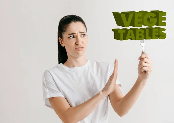 Concepto de comida. Modelo sosteniendo un plato con letras de Verduras — Foto de Stock