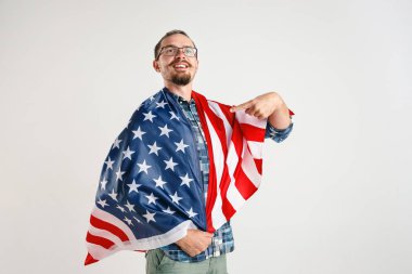 Amerika Birleşik Devletleri bayrağı ile genç adam