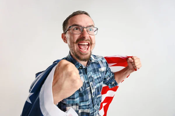 Junger Mann mit der Fahne der Vereinigten Staaten von Amerika — Stockfoto