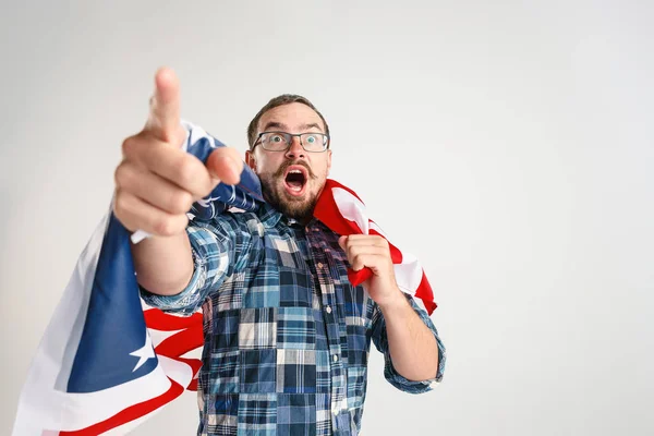 Jovem com a bandeira dos Estados Unidos da América — Fotografia de Stock