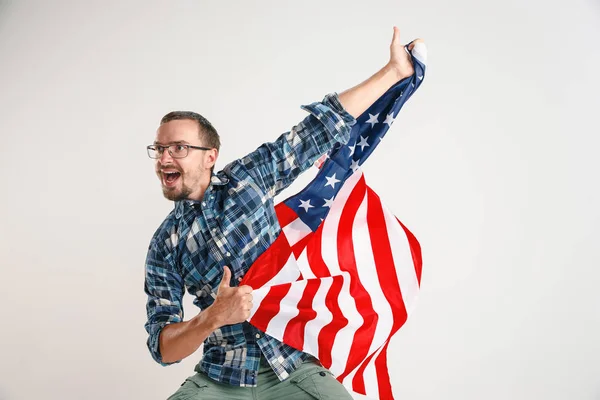 Jovem com a bandeira dos Estados Unidos da América — Fotografia de Stock