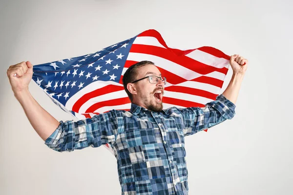Jovem com a bandeira dos Estados Unidos da América — Fotografia de Stock