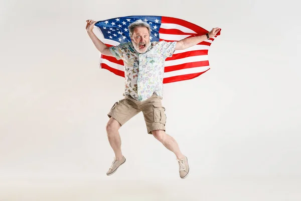 Homem sênior com a bandeira dos Estados Unidos da América — Fotografia de Stock