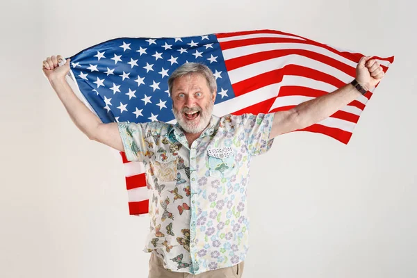 Hombre mayor con la bandera de Estados Unidos de América — Foto de Stock