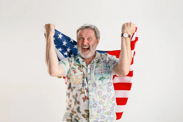 Hombre mayor con la bandera de Estados Unidos de América —  Fotos de Stock