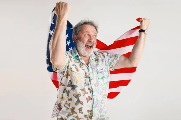 Hombre mayor con la bandera de Estados Unidos de América —  Fotos de Stock
