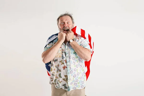 Homem sênior com a bandeira dos Estados Unidos da América — Fotografia de Stock