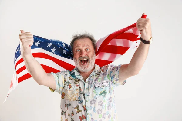 Hombre mayor con la bandera de Estados Unidos de América — Foto de Stock