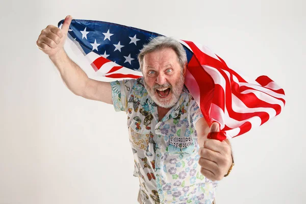 Старший чоловік з прапором Сполучених Штатів Америки — стокове фото