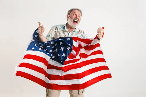 Senior man met de vlag van de Verenigde Staten van Amerika — Stockfoto