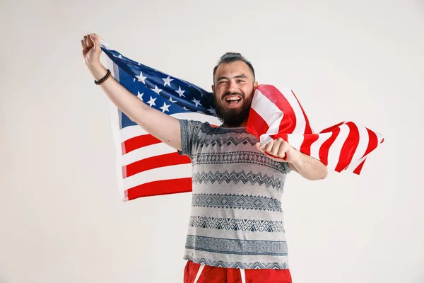 Nuori mies Amerikan yhdysvaltojen lipun alla — kuvapankkivalokuva