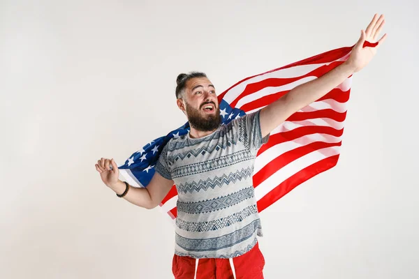 Nuori mies Amerikan yhdysvaltojen lipun alla — kuvapankkivalokuva