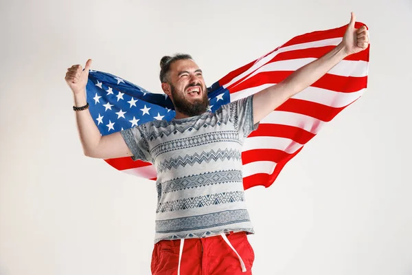 Fiatal férfi az Amerikai Egyesült Államok zászlajával — Stock Fotó